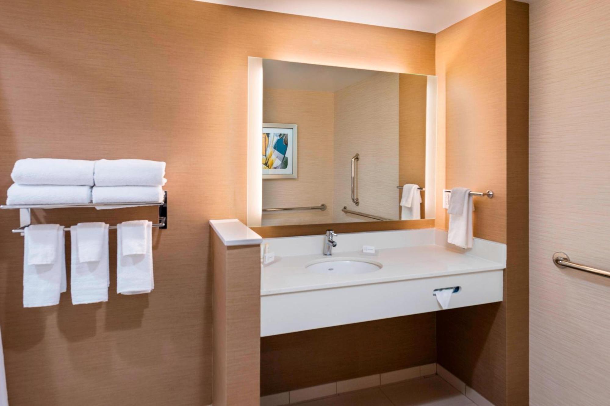 Fairfield Inn & Suites By Marriott Dallas Ваксахачи Экстерьер фото