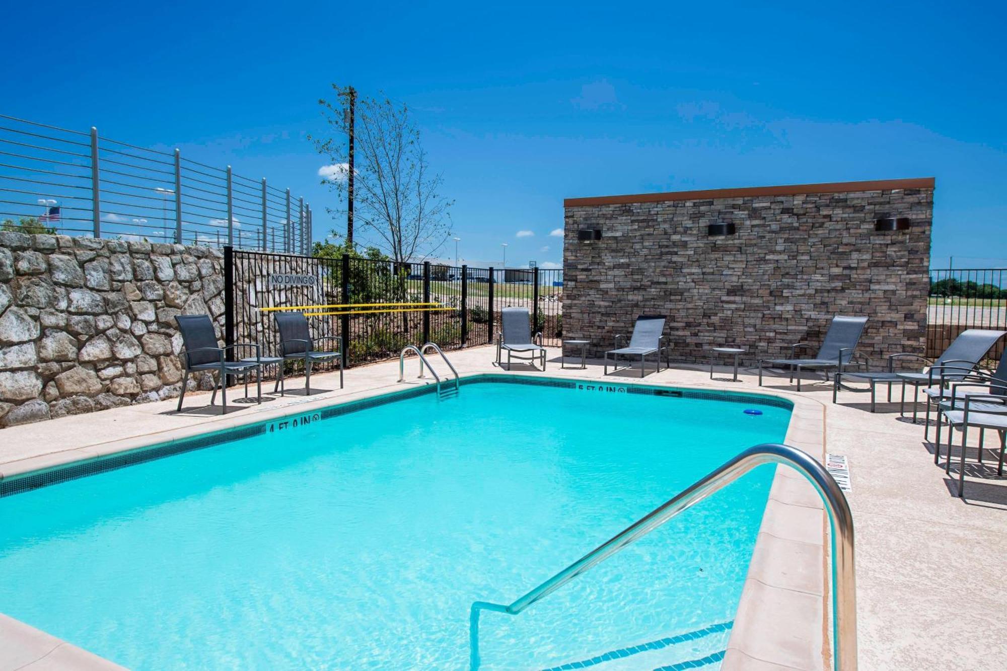 Fairfield Inn & Suites By Marriott Dallas Ваксахачи Экстерьер фото